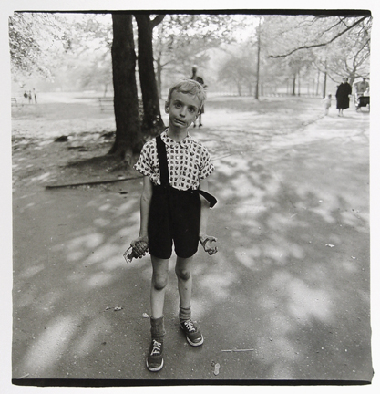 Diane Arbus, Enfant avec une grenade en plastique dans Central Park, New York, 1962