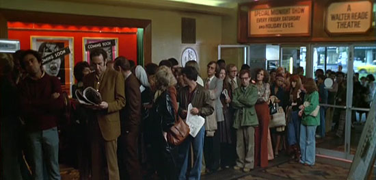 Woody Allen et Diane Keaton dans la queue d’un cinéma